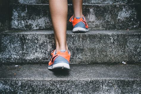 「足がつる」は英語でなんて言う？ get a cramp と get cramp の .